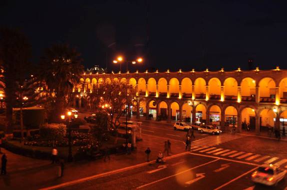 Iluminação noturna da Plaza de Armas de Arequipa - Peru